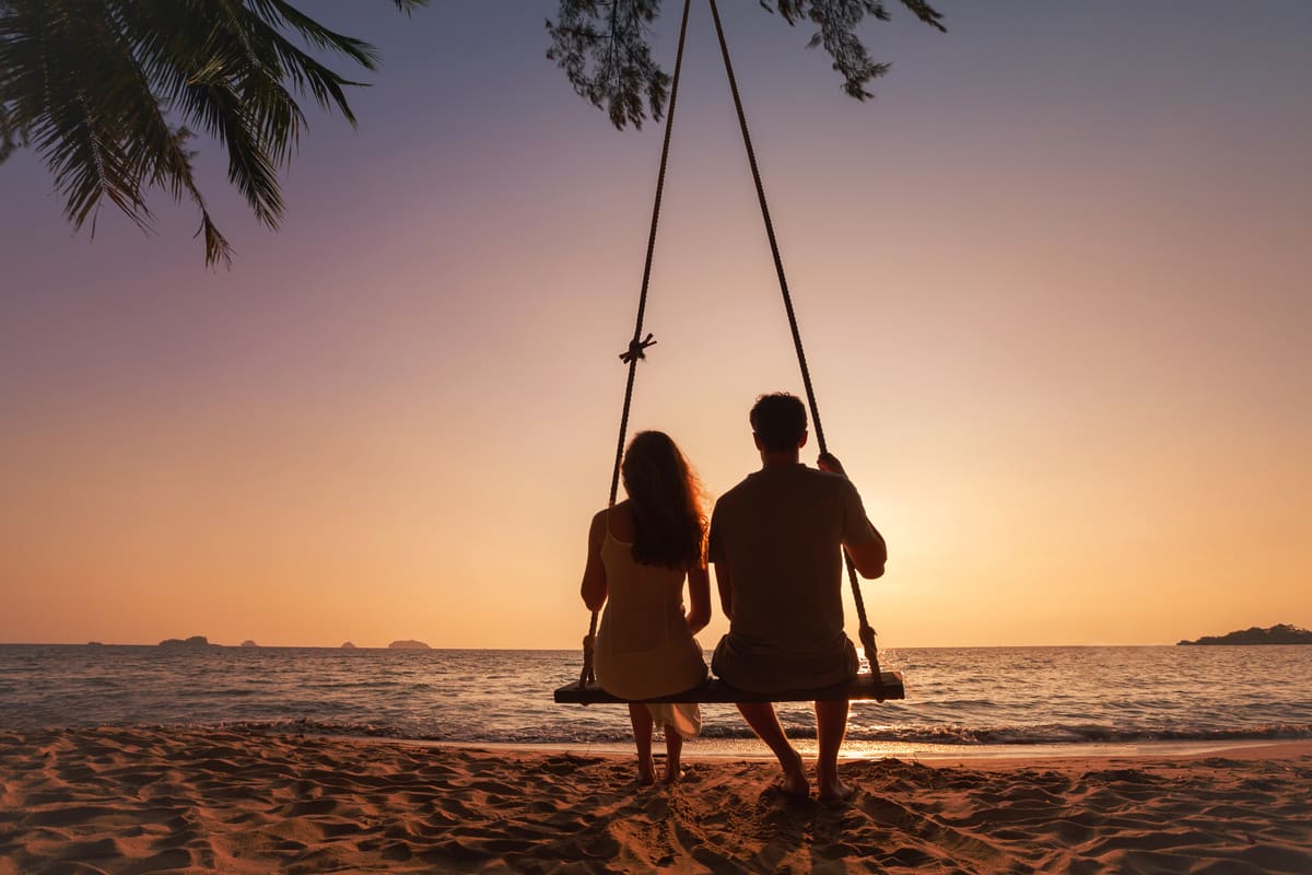Mann und Frau beobachten romantischen Sonnenuntergang